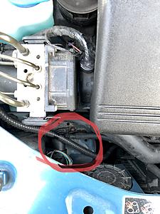 Loose rubber (hose ends?) in engine bay-opyr9bu.jpg