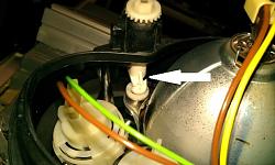 Another headlight Question?-x-type-broken-adjuster.jpg