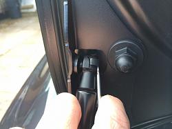 Does the trunk open all the way up automatically?-trunk-strut.jpg