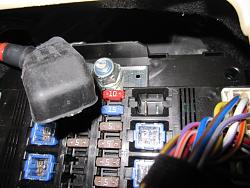 Screw or bolt in the footwell fusebox for grounding a hardwire installation?-img_3372.jpg