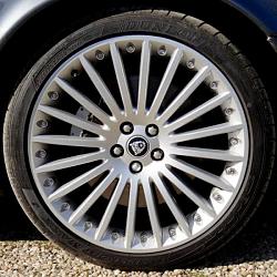 My X350 Super V8 seems to have a staggered wheel setup, is this normal?-sepang.jpg