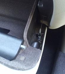 Does the glove box have a soft release?-glovebox-soft-close-hasp.jpg
