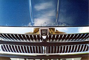Jaguar xj40 1991-01a-bonnet-front.jpg