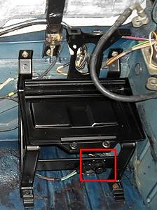 What is this electrical sensor/device under the battery?-xj40-battery-tray-thing.jpg