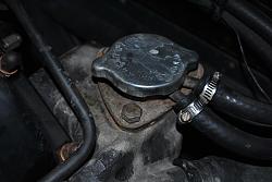 Coolant on the engine filler cap and A/C compressor-dsc_2177.jpg