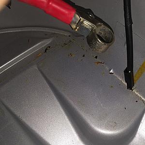 Un-attached cables in battery compartment-jaguar3.jpg