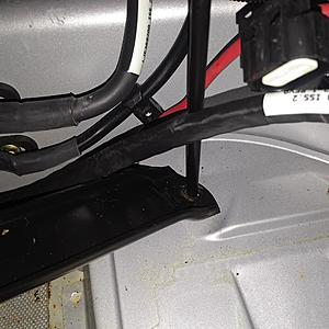 Un-attached cables in battery compartment-jaguar2.jpg