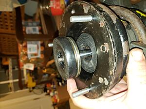 Worn welsh upper shock mount stuck-plate-removd-see-gold-disk-poly-top-bottom.jpg