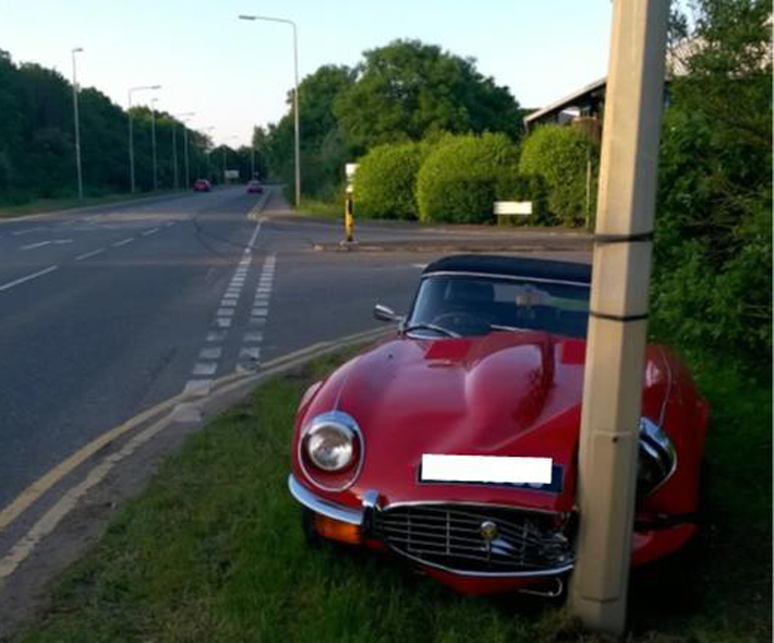 jaguar-e-type-roadster_crash
