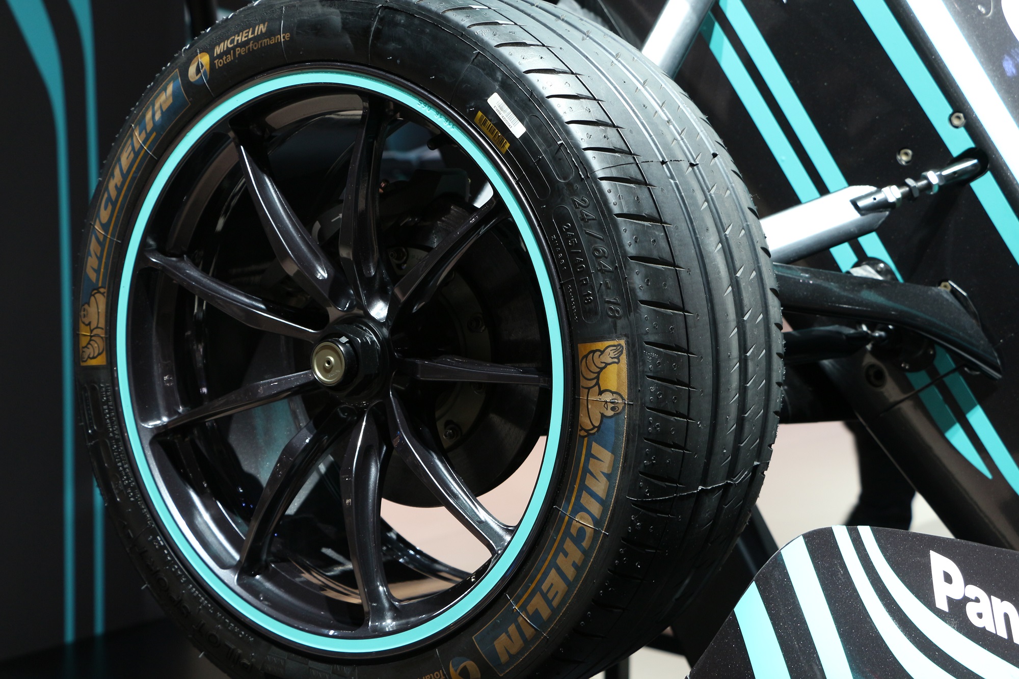 Jaguarforums.com 2018 2017 Jaguar I-PACE EV LA Los Angeles Auto Show Hybrid Electric eTrophy Race Car I-TYPE FIA Formula E
