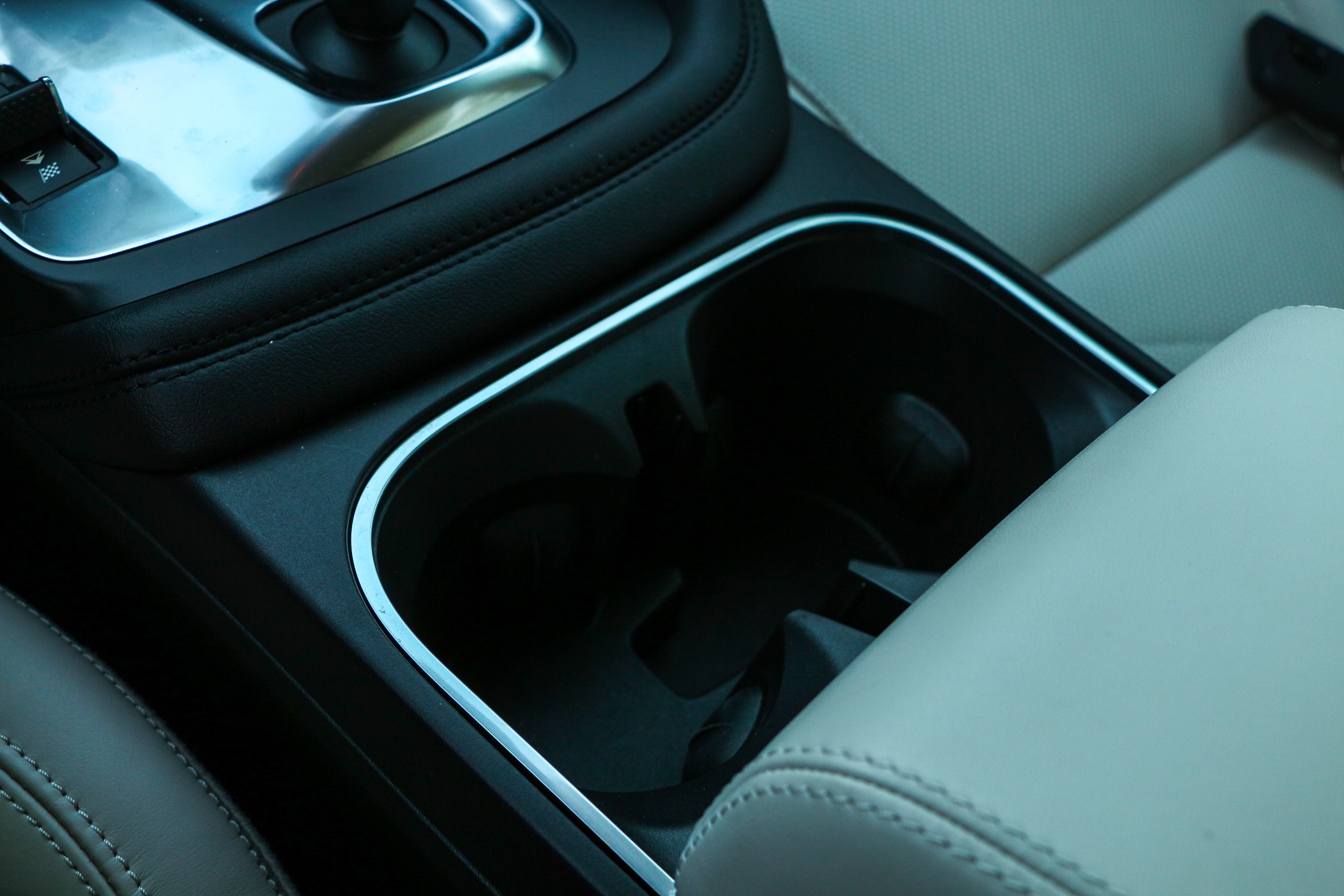 Jaguarforums.com 2018 2019 Jaguar E-PACE SE P250 AWD Review Drive Opinion Interior Exterior